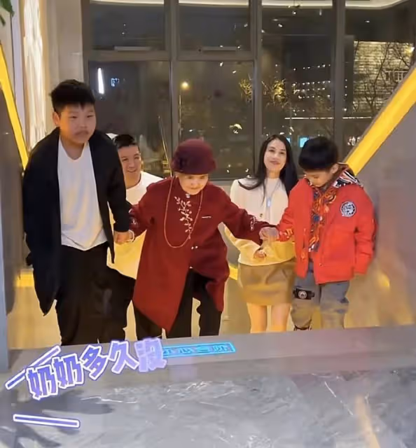 黃聖依牽手89歲婆婆逛迪士尼，和楊子為老人試公主裙，把婆婆寵成孩子