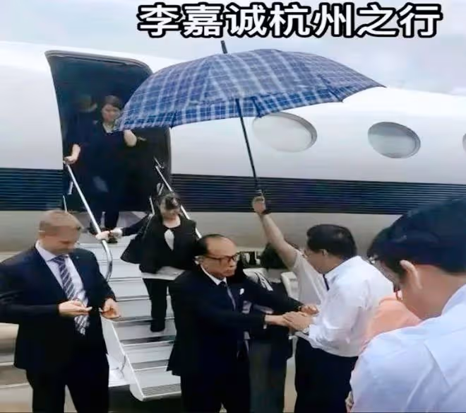 李嘉誠坐私人飛機現身杭州,派頭十足獲眾人接機!外國保鏢顏值高