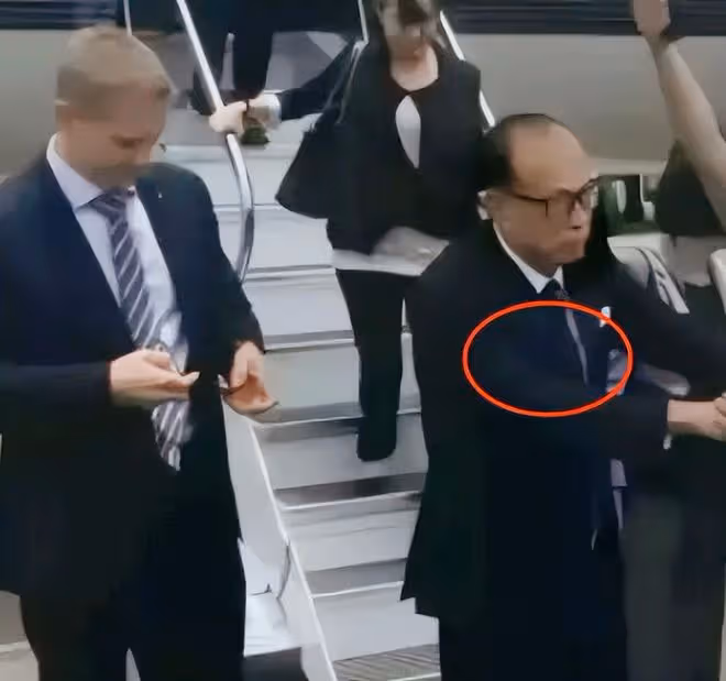 李嘉誠坐私人飛機現身杭州,派頭十足獲眾人接機!外國保鏢顏值高