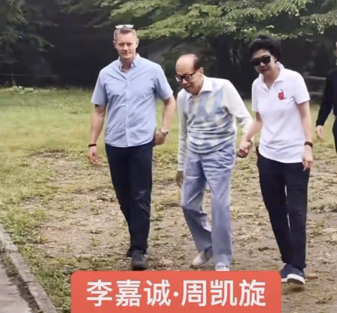李嘉誠坐私人飛機現身杭州,派頭十足獲眾人接機!外國保鏢顏值高