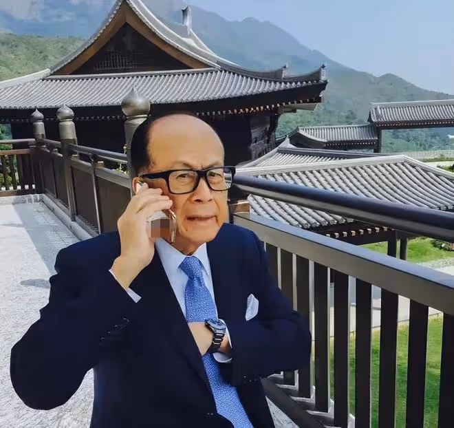 李嘉誠坐私人飛機現身杭州,派頭十足獲眾人接機!外國保鏢顏值高