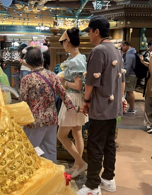 黃聖依牽婆婆逛迪士尼,和楊子為她試公主裙,把89歲婆婆寵成孩子