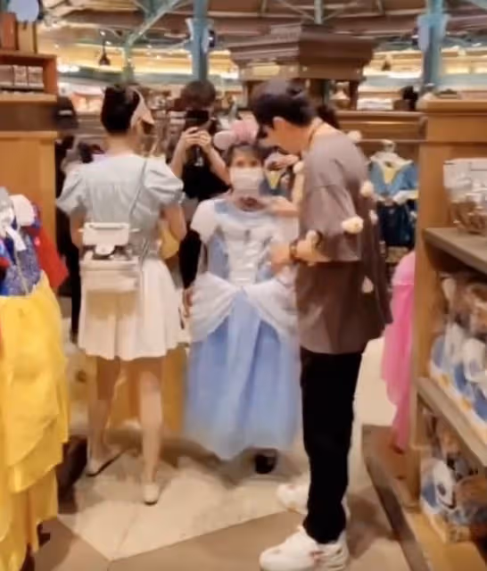黃聖依牽婆婆逛迪士尼,和楊子為她試公主裙,把89歲婆婆寵成孩子