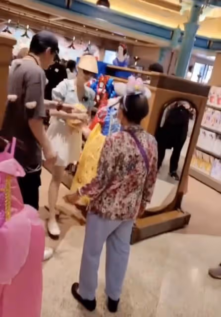 黃聖依牽婆婆逛迪士尼,和楊子為她試公主裙,把89歲婆婆寵成孩子