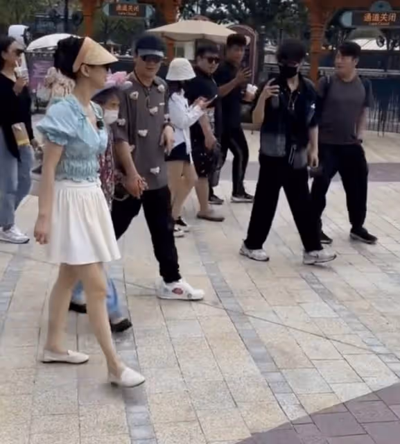 黃聖依牽婆婆逛迪士尼,和楊子為她試公主裙,把89歲婆婆寵成孩子