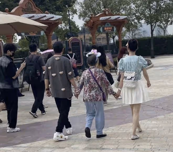 黃聖依牽婆婆逛迪士尼,和楊子為她試公主裙,把89歲婆婆寵成孩子