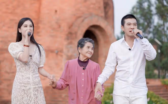 黃聖依牽婆婆逛迪士尼,和楊子為她試公主裙,把89歲婆婆寵成孩子