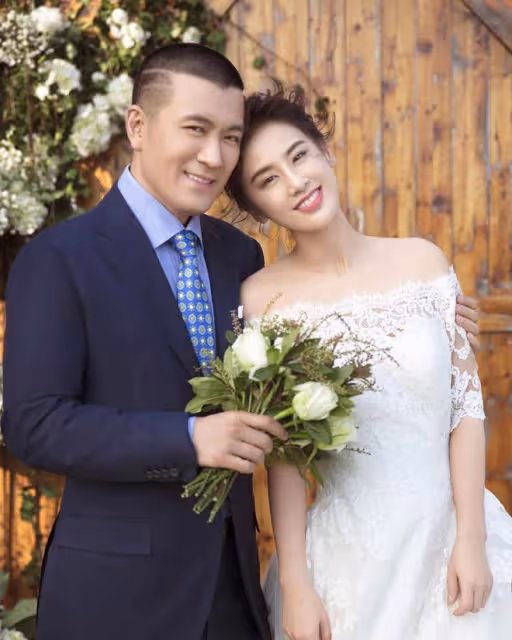 黃聖依牽婆婆逛迪士尼,和楊子為她試公主裙,把89歲婆婆寵成孩子