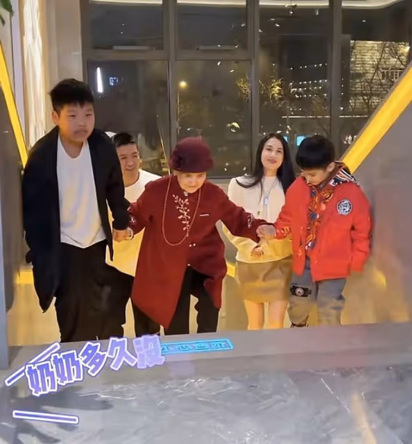 黃聖依牽婆婆逛迪士尼,和楊子為她試公主裙,把89歲婆婆寵成孩子