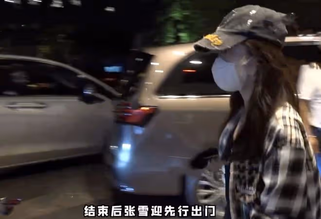 奧斯卡影后楊紫瓊聚會被拍,與馮小剛擁抱,捏黃曉明臉蛋像姐弟