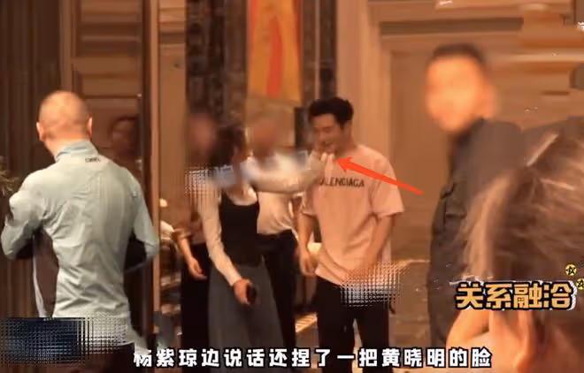 奧斯卡影后楊紫瓊聚會被拍,與馮小剛擁抱,捏黃曉明臉蛋像姐弟