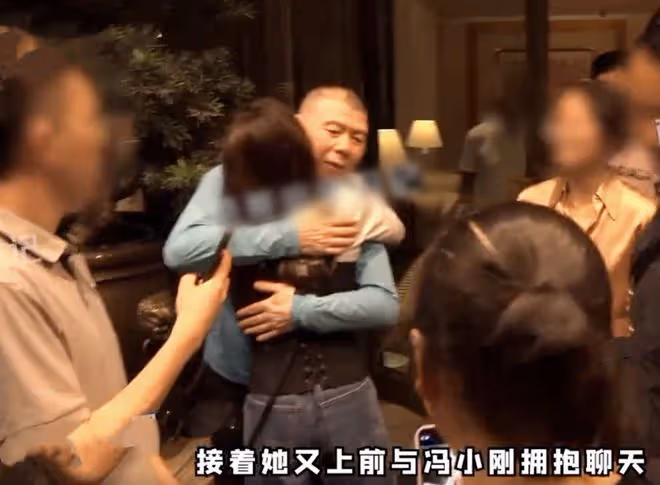 奧斯卡影后楊紫瓊聚會被拍,與馮小剛擁抱,捏黃曉明臉蛋像姐弟