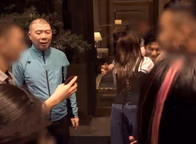 奧斯卡影后楊紫瓊聚會被拍,與馮小剛擁抱,捏黃曉明臉蛋像姐弟