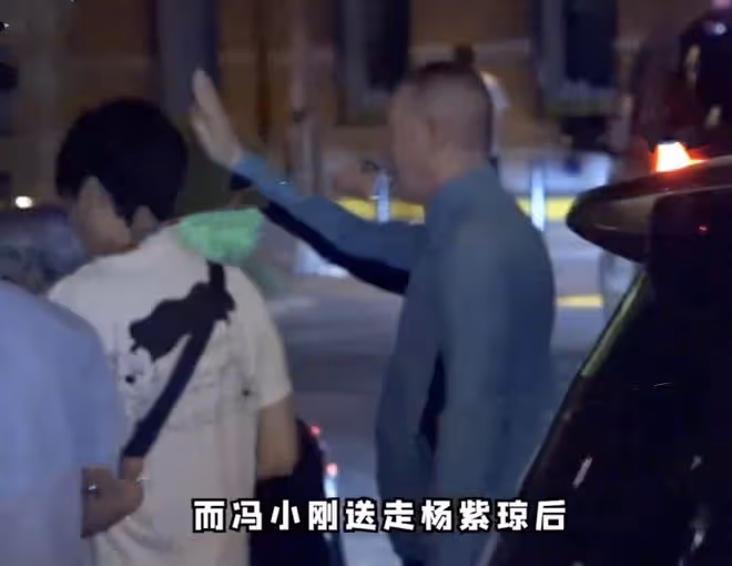 奧斯卡影后楊紫瓊聚會被拍,與馮小剛擁抱,捏黃曉明臉蛋像姐弟