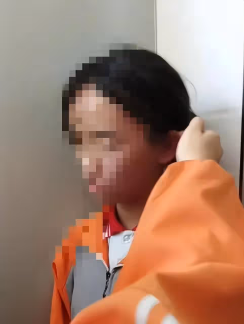 憤怒！山西襄垣縣女生被輪流扇耳光，女孩嘴角流血，還全程賠笑