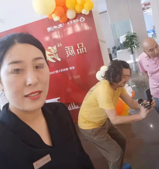 王大治夫婦看房被偶遇,女兒正面照首曝光,顏值不輸董潔兒子!