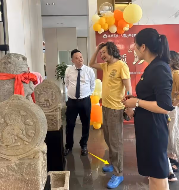 王大治夫婦看房被偶遇,女兒正面照首曝光,顏值不輸董潔兒子!