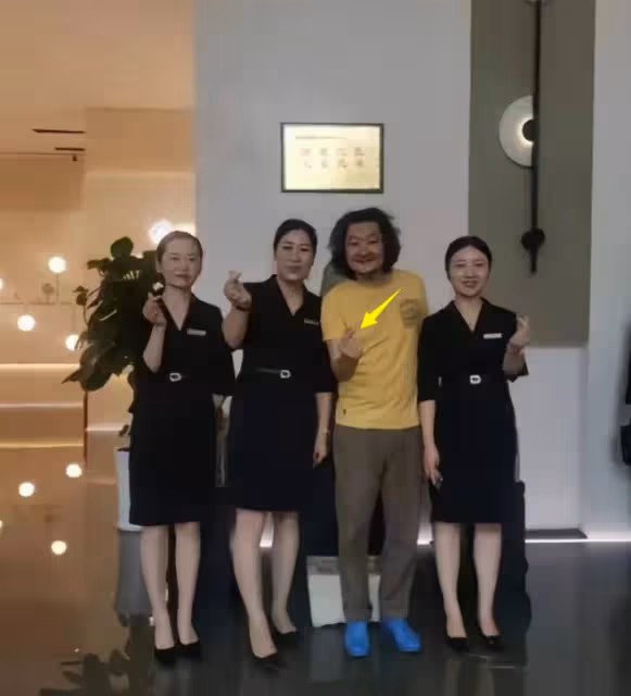王大治夫婦看房被偶遇,女兒正面照首曝光,顏值不輸董潔兒子!