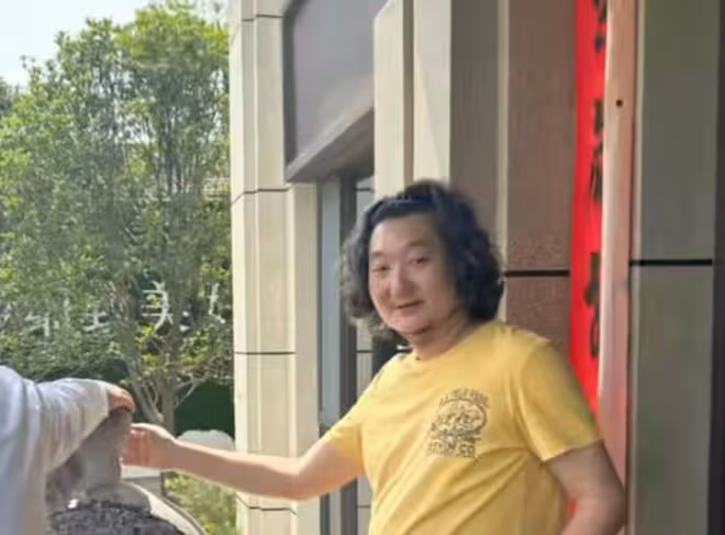 王大治夫婦看房被偶遇,女兒正面照首曝光,顏值不輸董潔兒子!