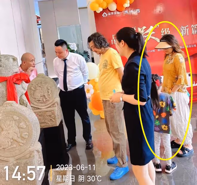 王大治夫婦看房被偶遇,女兒正面照首曝光,顏值不輸董潔兒子!