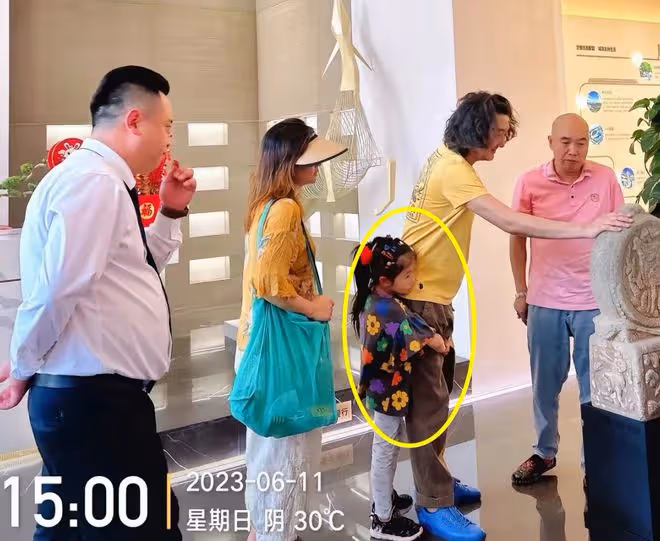 王大治夫婦看房被偶遇,女兒正面照首曝光,顏值不輸董潔兒子!