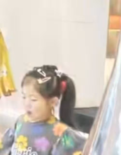 王大治夫婦看房被偶遇,女兒正面照首曝光,顏值不輸董潔兒子!