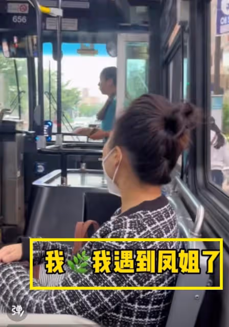 38歲鳳姐美國被偶遇,穿著另類、翻網友白眼,國外拮据生活疑曝光