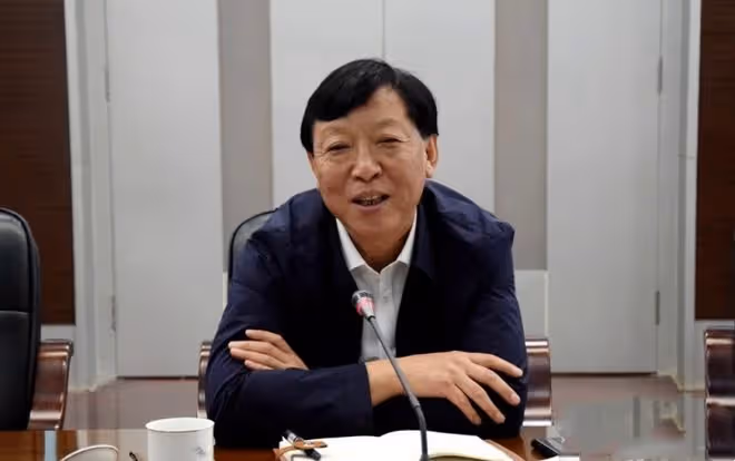 再現「牽手門」!曝中鐵三局郝總與美女牽手,公司火速回應