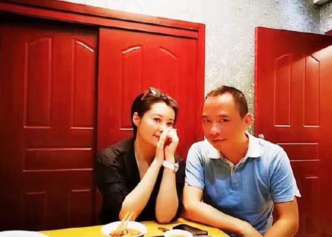 再現「牽手門」!曝中鐵三局郝總與美女牽手,公司火速回應