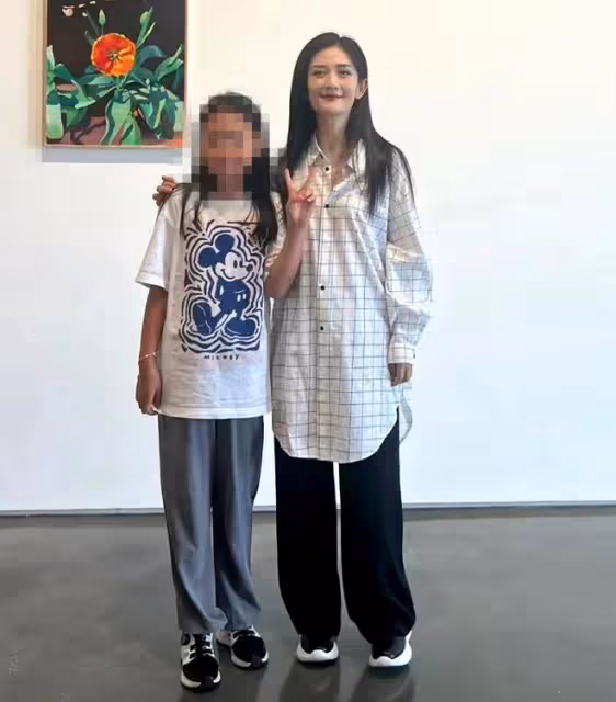 謝娜素顏照被曝光,10歲小女孩遭謝娜粉絲瘋狂網暴謾罵,不斷求饒