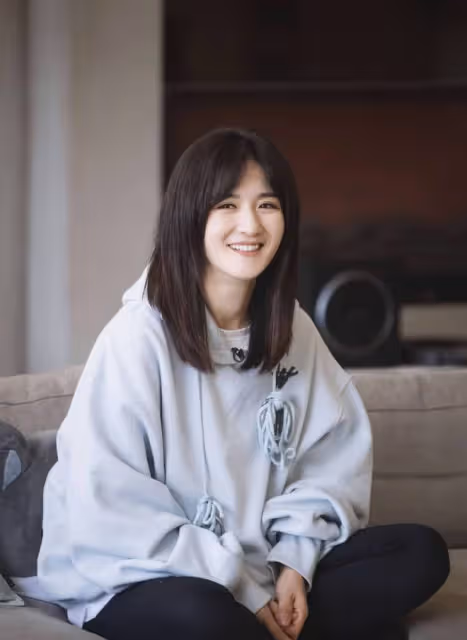 謝娜素顏照被曝光,10歲小女孩遭謝娜粉絲瘋狂網暴謾罵,不斷求饒