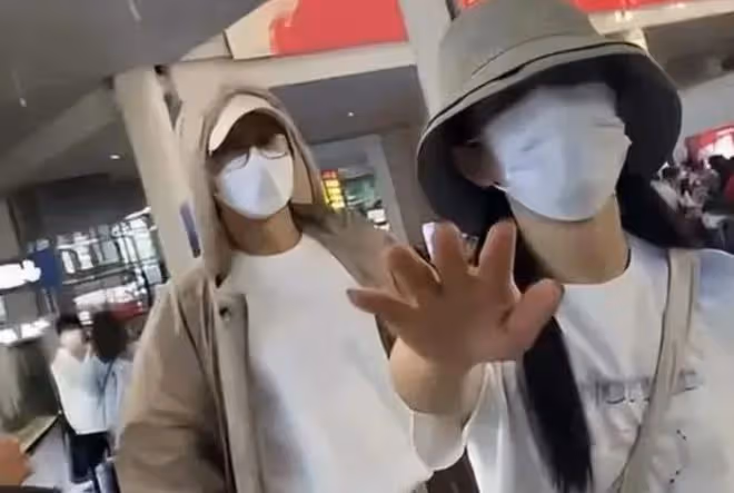 謝娜素顏照被曝光,10歲小女孩遭謝娜粉絲瘋狂網暴謾罵,不斷求饒