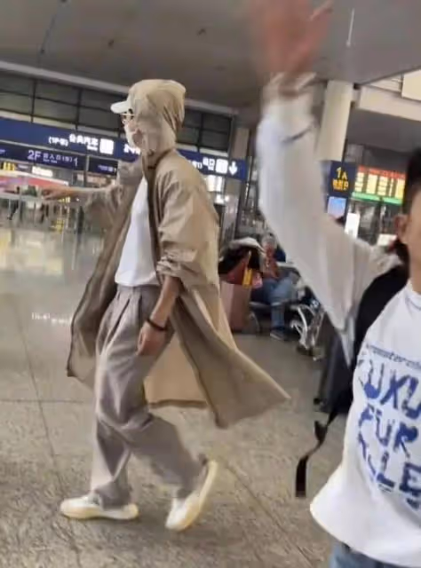 謝娜素顏照被曝光,10歲小女孩遭謝娜粉絲瘋狂網暴謾罵,不斷求饒