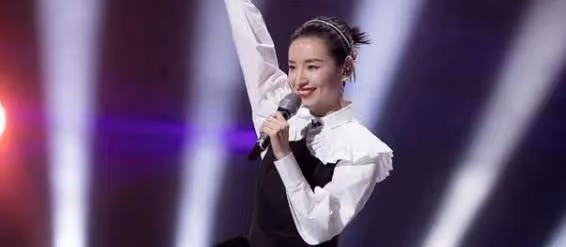 這兩個姐姐擁有相似的背景,國民度也相差無幾,可地位天差地別