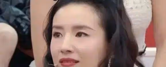 這兩個姐姐擁有相似的背景,國民度也相差無幾,可地位天差地別