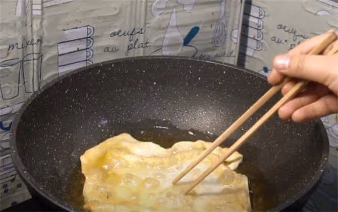 夏天麵粉新吃法,不用蒸不用烙,簡單一擀,咸香又酥脆,零失敗