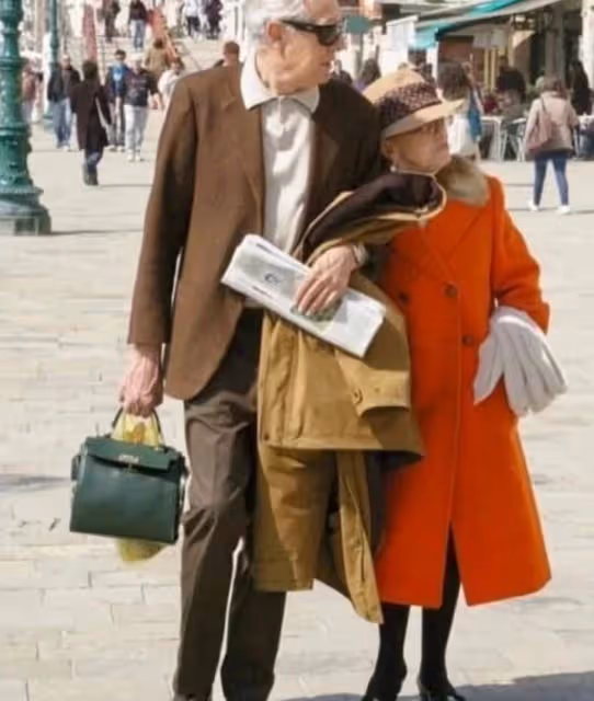 看了外國老年人的冬季穿搭,才知道:再過40歲,你穿衣也不如她們