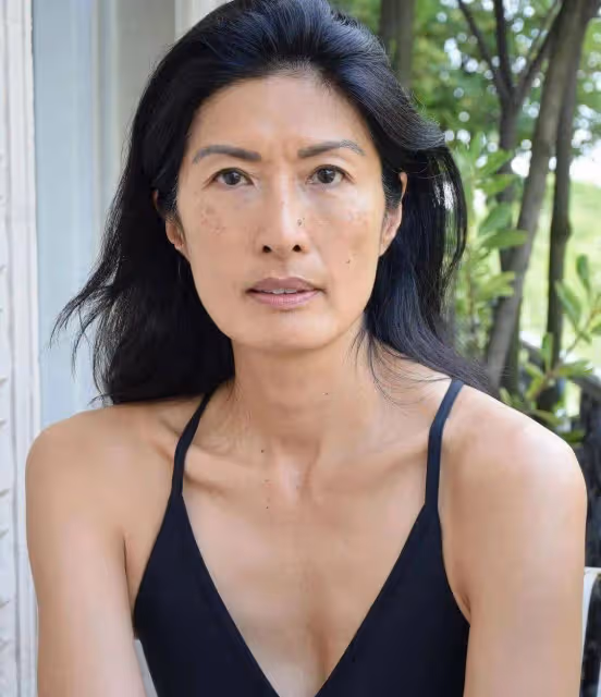 她在50歲時以超模身份出道,紀梵希家唯一的華人兒媳,厲害了