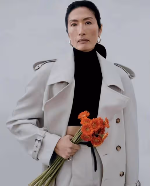 她在50歲時以超模身份出道,紀梵希家唯一的華人兒媳,厲害了