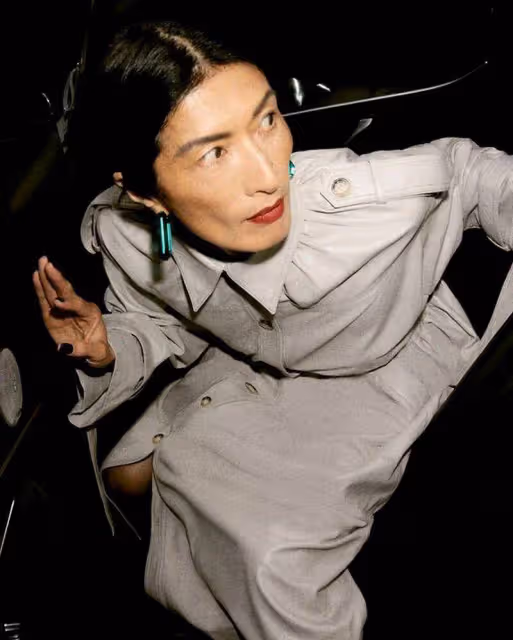 她在50歲時以超模身份出道,紀梵希家唯一的華人兒媳,厲害了