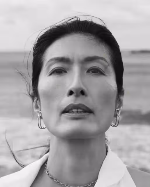 她在50歲時以超模身份出道,紀梵希家唯一的華人兒媳,厲害了