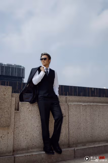 銀髮謝霆鋒帥炸!真空西裝「深V秀胸肌」比女星還要頂 連保安都忍不住