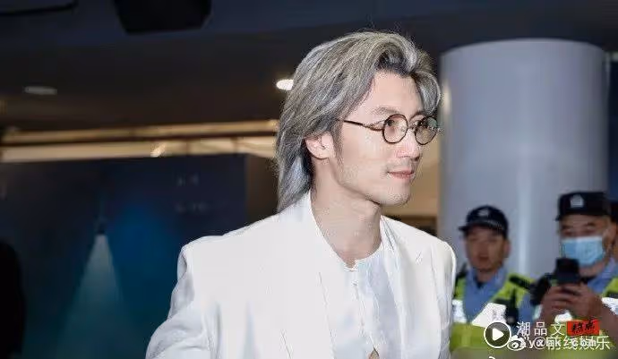 銀髮謝霆鋒帥炸!真空西裝「深V秀胸肌」比女星還要頂 連保安都忍不住
