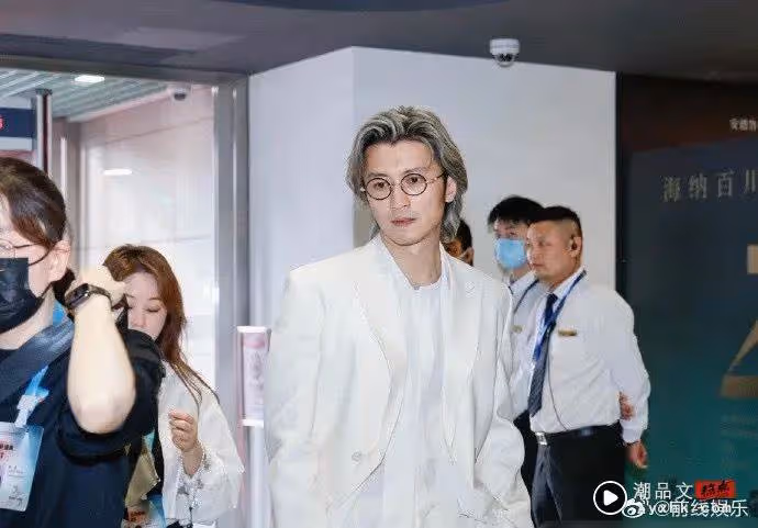 銀髮謝霆鋒帥炸!真空西裝「深V秀胸肌」比女星還要頂 連保安都忍不住