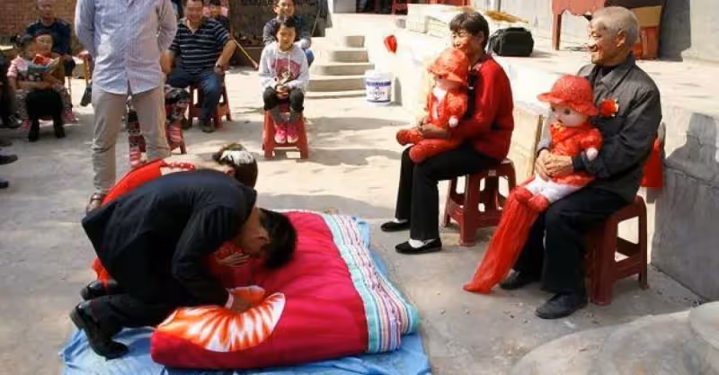 父親要我娶醜矮女人，結婚之後我外出五年未歸，再次踏進家我熱淚盈眶！