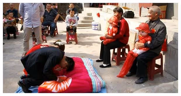 父親要我娶醜矮女人,結婚之後我外出五年未歸,再次踏進家我熱淚盈眶!