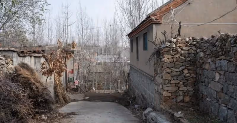 我同學父母早逝，從小吃住在我家，在青島買房後我去暫住，友情盡