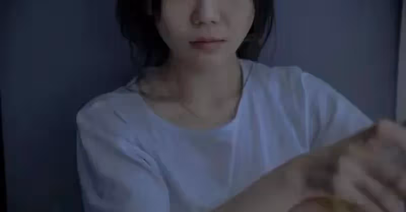 媽入土為安的前一晚，老公把我往死里打，我一個反擊，把他毀了