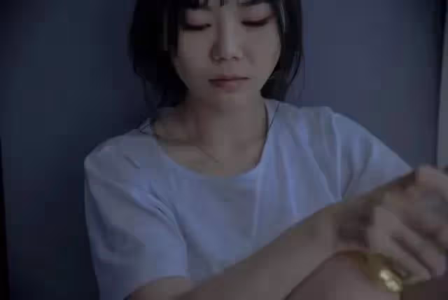 媽入土為安的前一晚,老公把我往死里打,我一個反擊,把他毀了