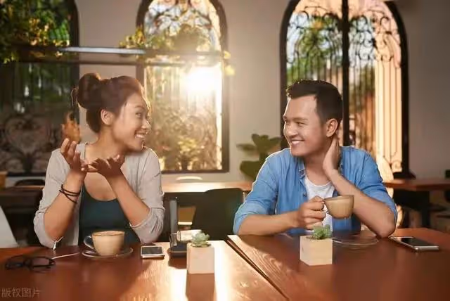 媽入土為安的前一晚,老公把我往死里打,我一個反擊,把他毀了